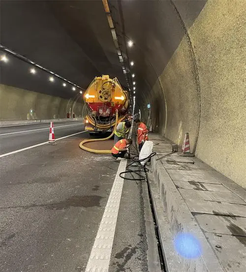 博尔塔拉隧道排水渠清淤